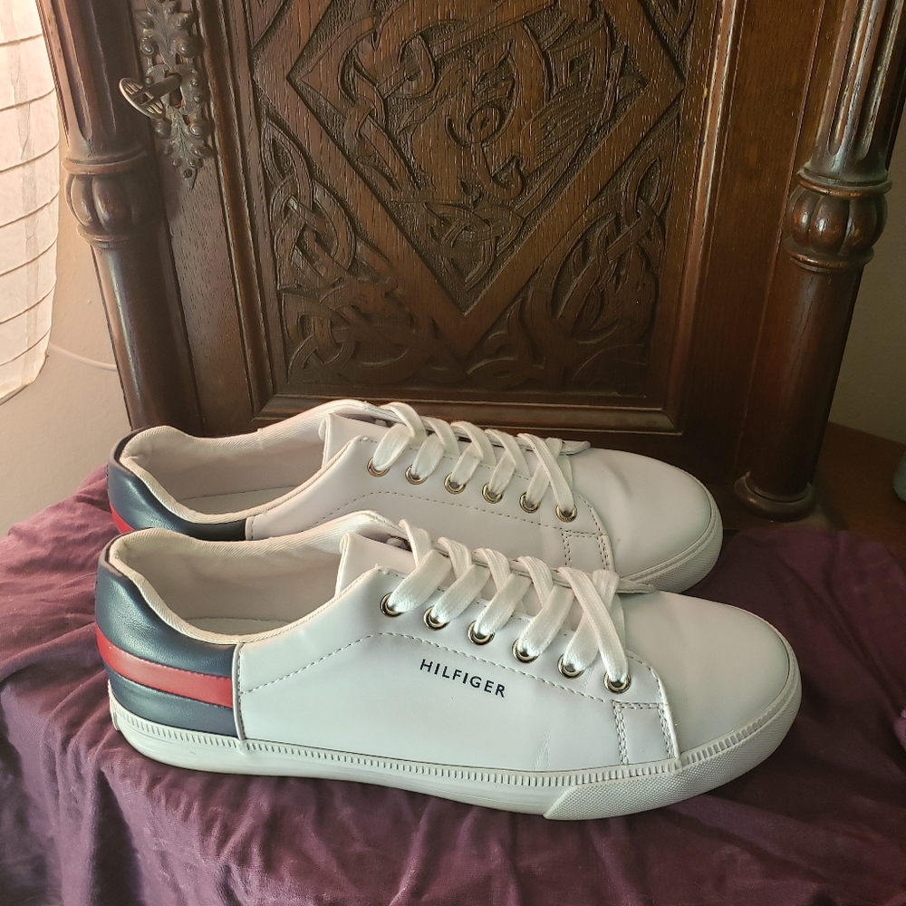 Tommy Hilfiger Laddin size 8 LIKE NEW